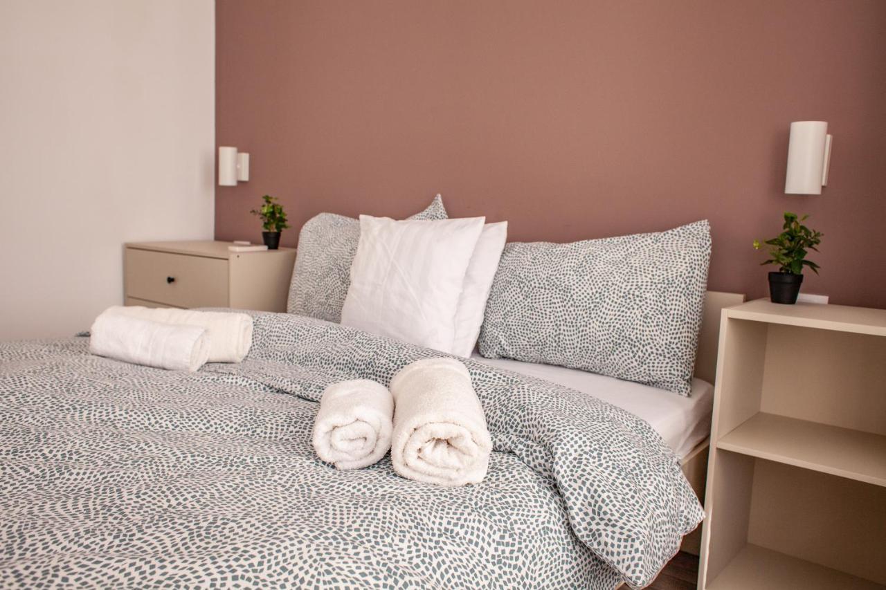 Sunny Studio Apartment Iasi Bagian luar foto