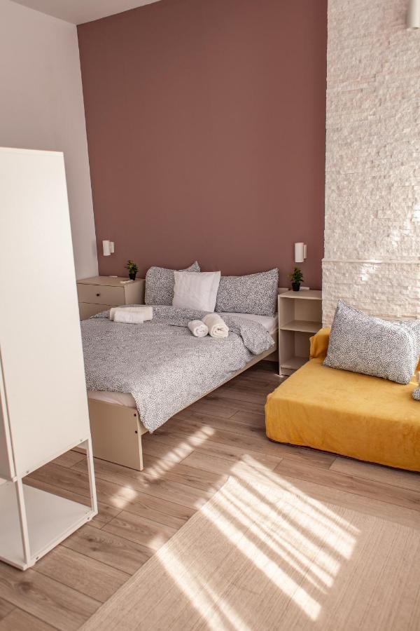 Sunny Studio Apartment Iasi Bagian luar foto