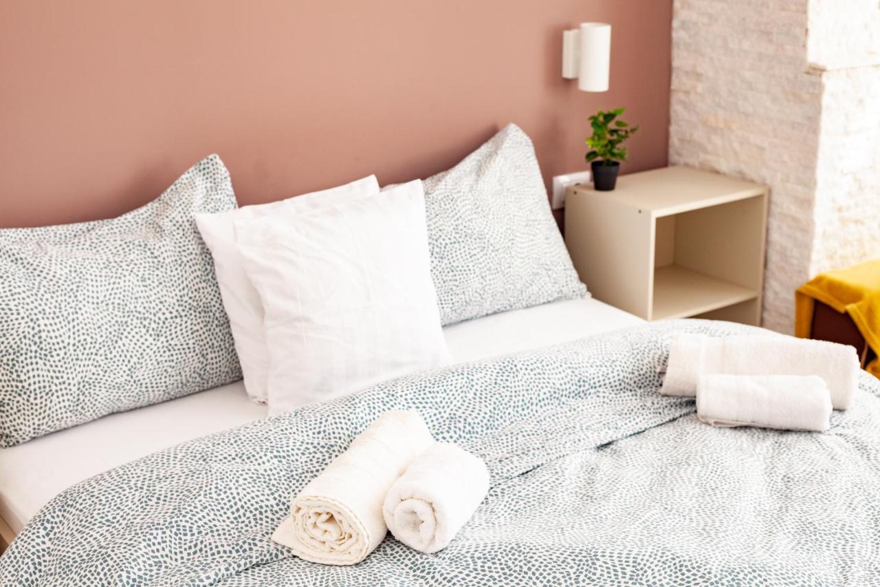 Sunny Studio Apartment Iasi Bagian luar foto