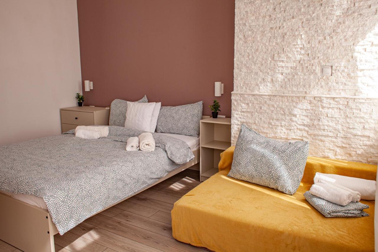Sunny Studio Apartment Iasi Bagian luar foto